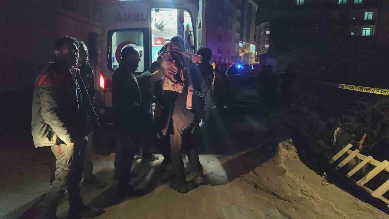 VAN’IN ERCİŞ İLÇESİNDE BİR APARTMANDA YANGIN ÇIKTI. 32 DAİRELİ APARTMANDA DUMANDAN ETKİLENEN 15...