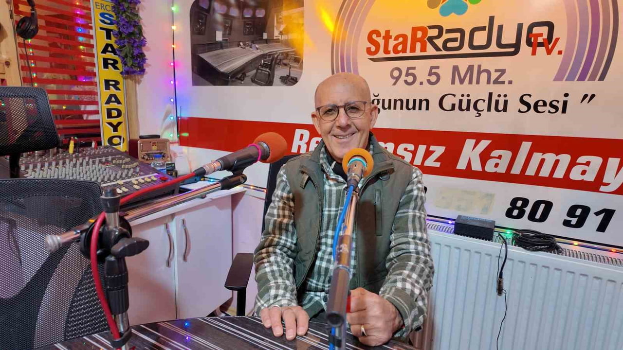 VAN’IN ERCİŞ İLÇESİNDE YAŞAYAN 70 YAŞINDAKİ İZZET BATMAZ, ÖMRÜNÜ RADYO YAYINCILIĞINA...