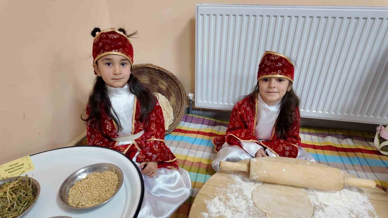VAN’IN ERCİŞ İLÇESİNDEKİ ANAOKULU ÖĞRENCİLERİ, YERLİ MALI HAFTASI KAPSAMINDA KENTİN KÜLTÜREL...