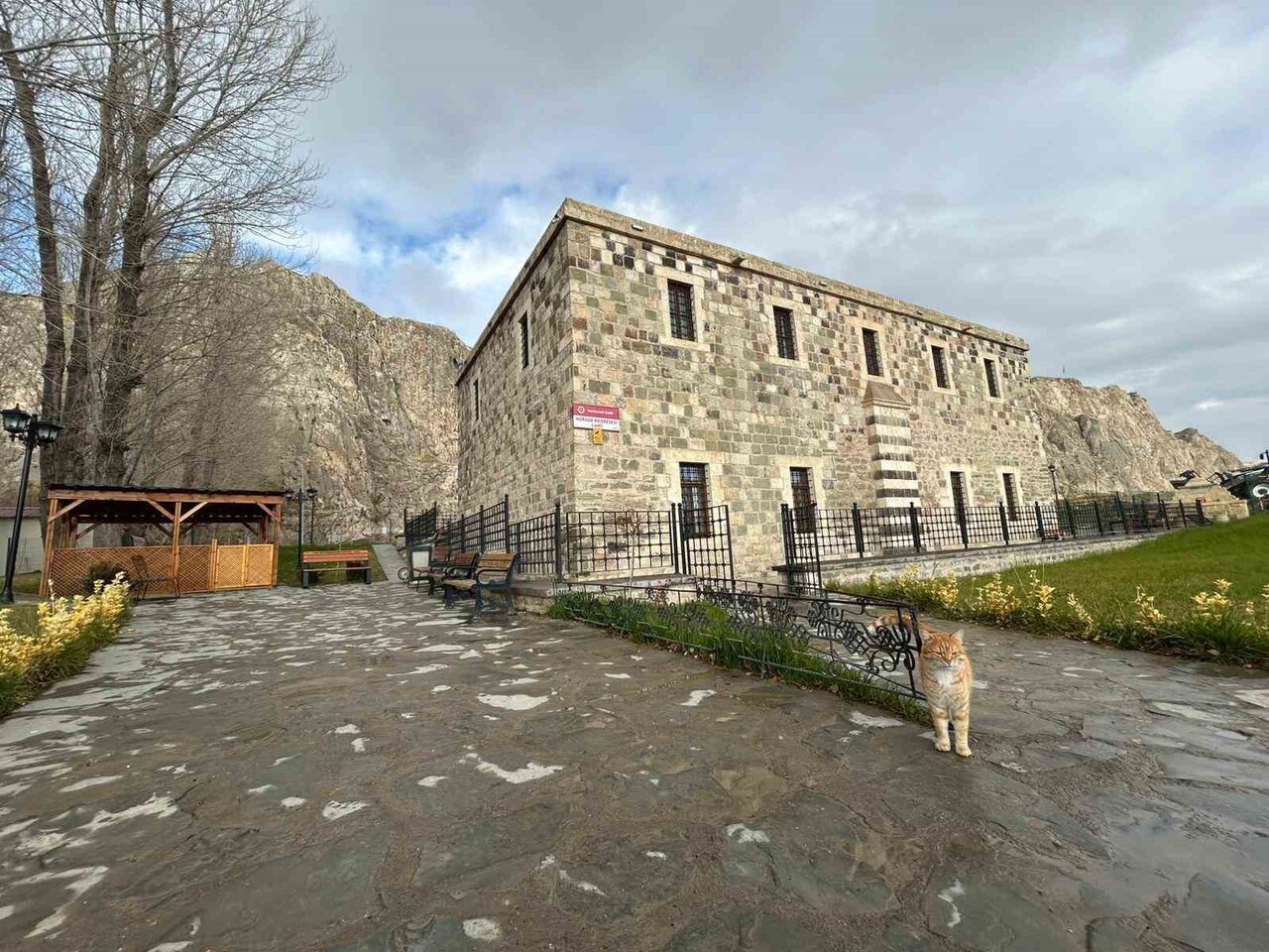 VAN KALESİ’NİN ETEKLERİNDE YER ALAN TARİHİ HORHOR MEDRESESİ CAMİİ, KAPSAMLI RESTORASYON VE ÇEVRE...