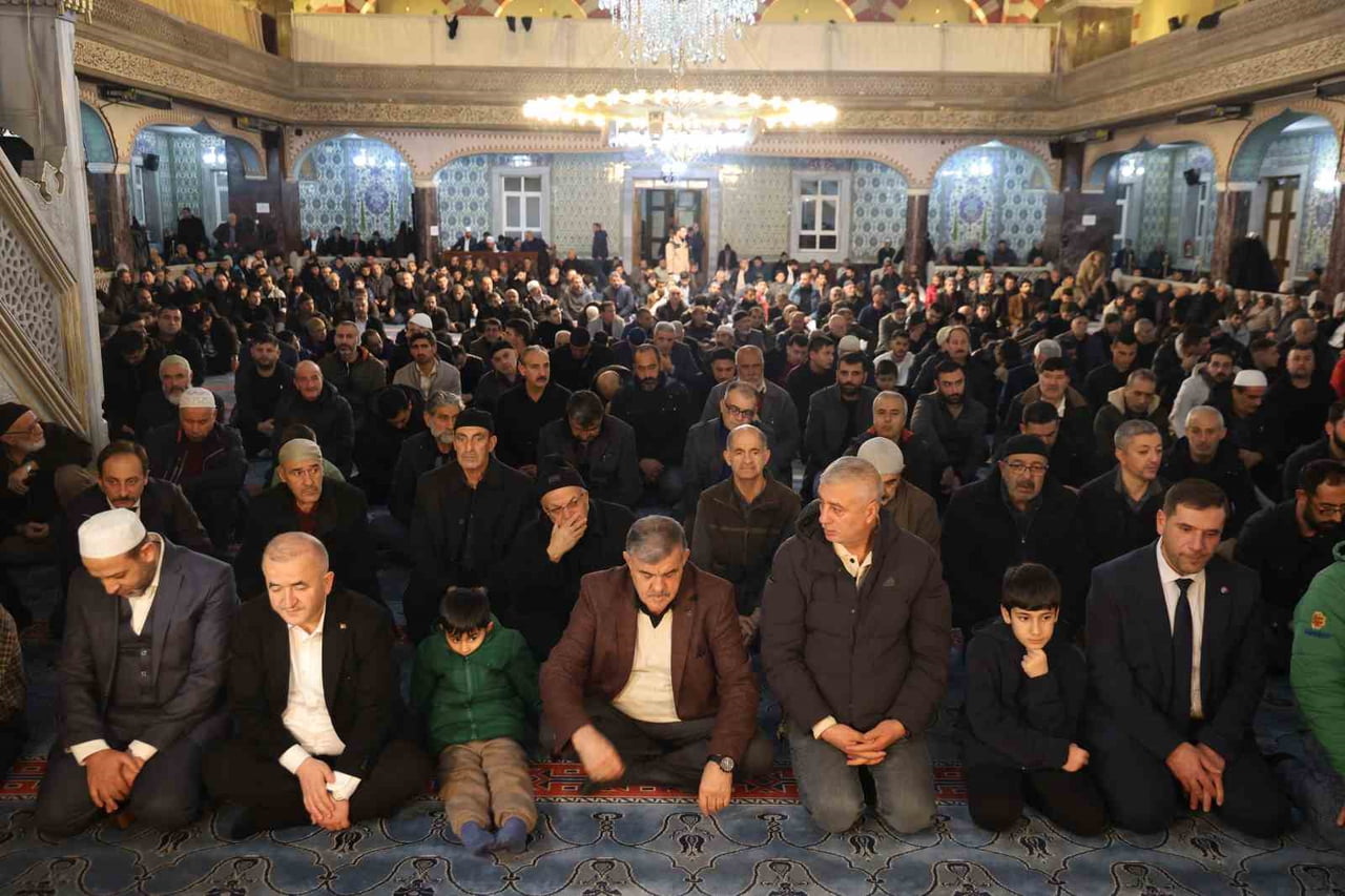 VATANDAŞLAR İZZETPAŞA CAMİSİ'NE AKIN ETTİ