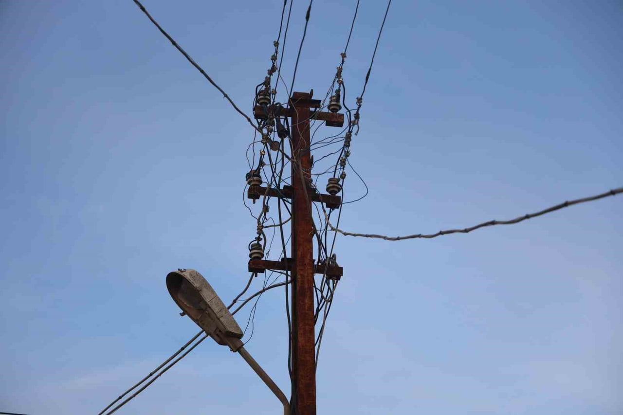 VATANDAŞLAR, SON BİR AYDA DEFALARCA ELEKTRİK KABLOLARINDA PATLAMALAR YAŞANDIĞINI İFADE ETTİ