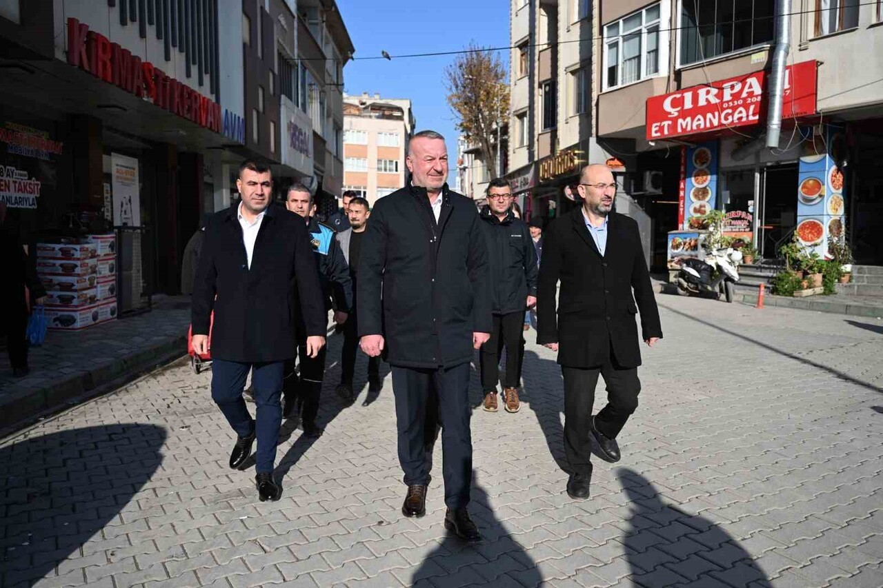 VATANDAŞLARLA KURDUĞU BİRE BİR DİYALOGLARLA HER DAİM İNSAN ODAKLI HİZMET ANLAYIŞINI SAHAYA...