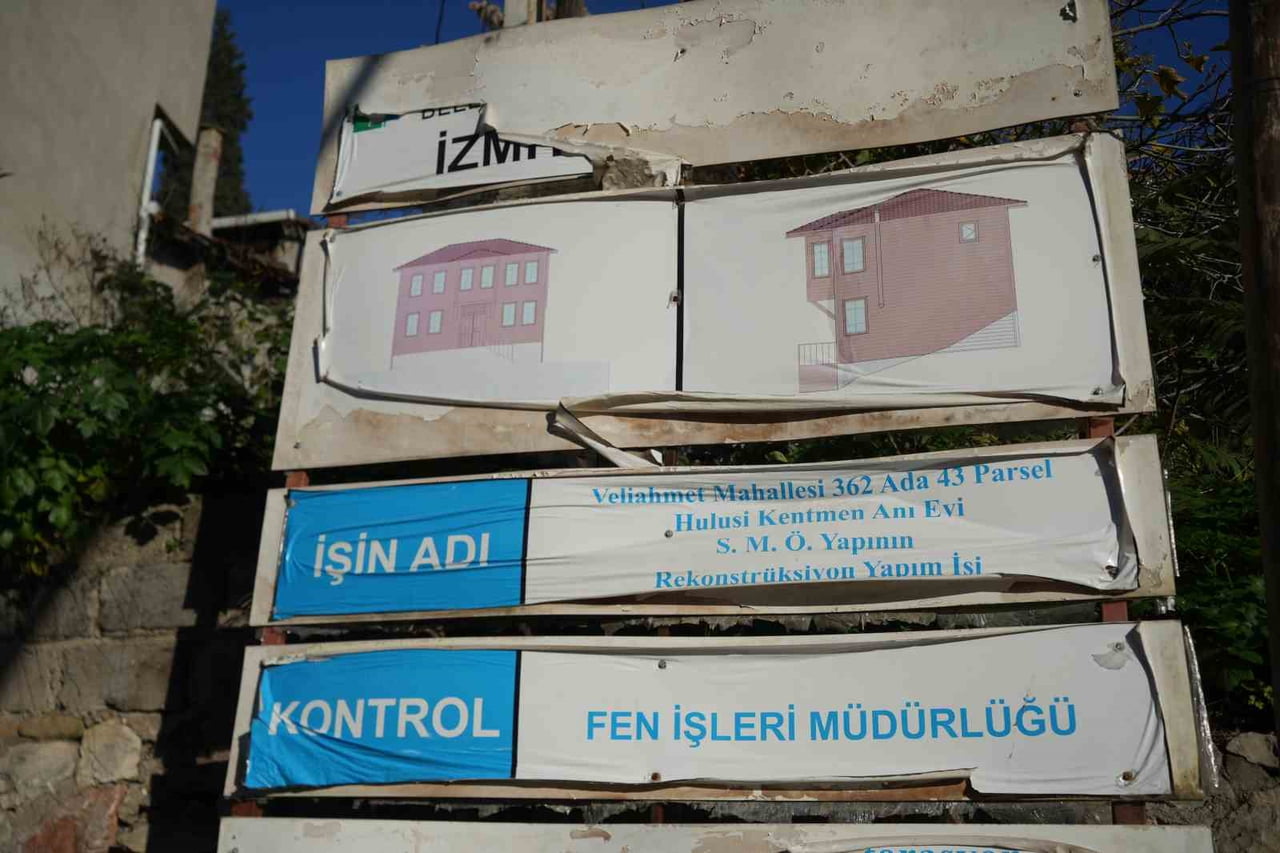 VELİAHMET MAHALLESİNDE BULUNAN VE TÜRK SİNEMASININ "BABACAN" KARAKTERİ HULUSİ KENTMEN'İN...