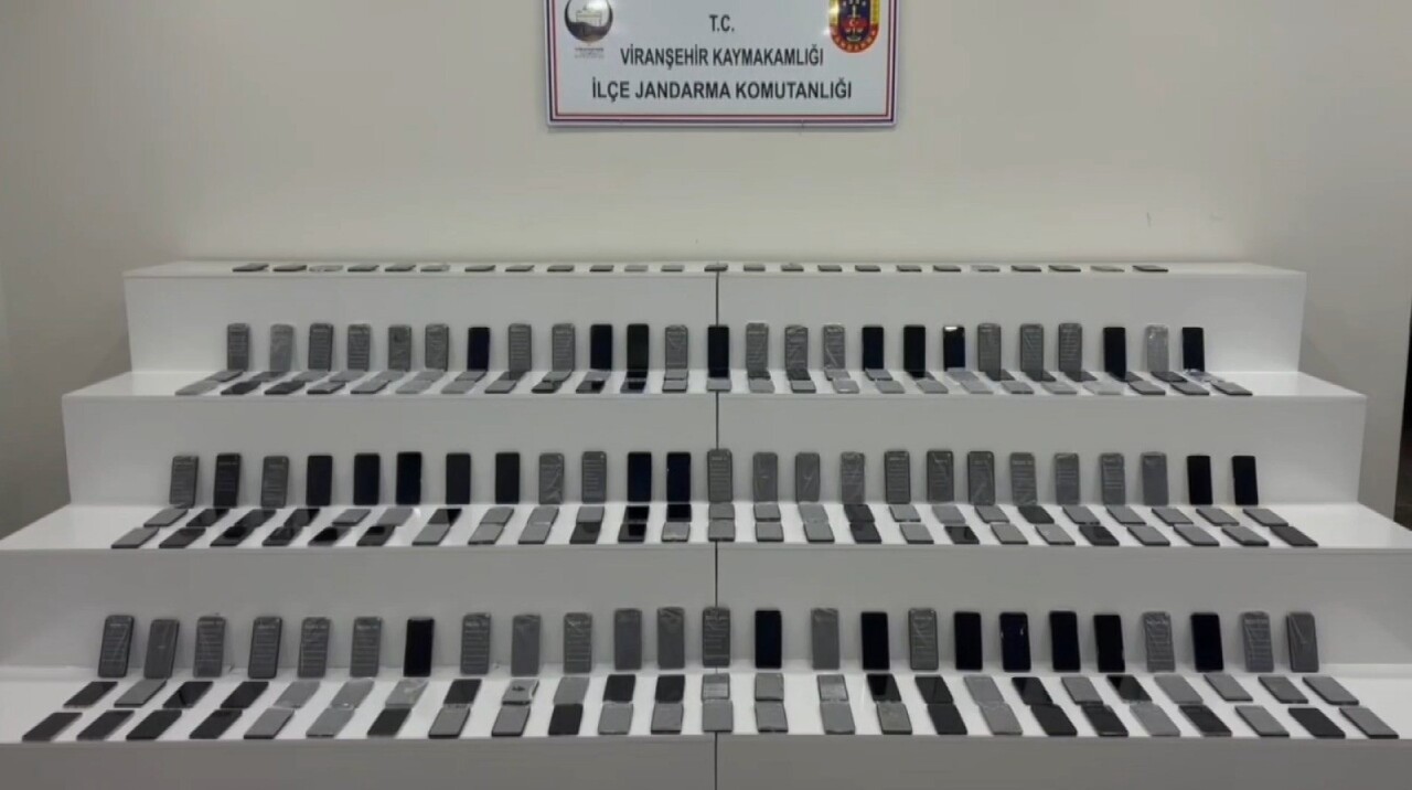 VİRANŞEHİR İLÇESİNDE DURDURULAN BİR ARAÇTA, PİYASA DEĞERİ 5 MİLYON TL OLAN 249 ADET GÜMRÜK KAÇAĞI...