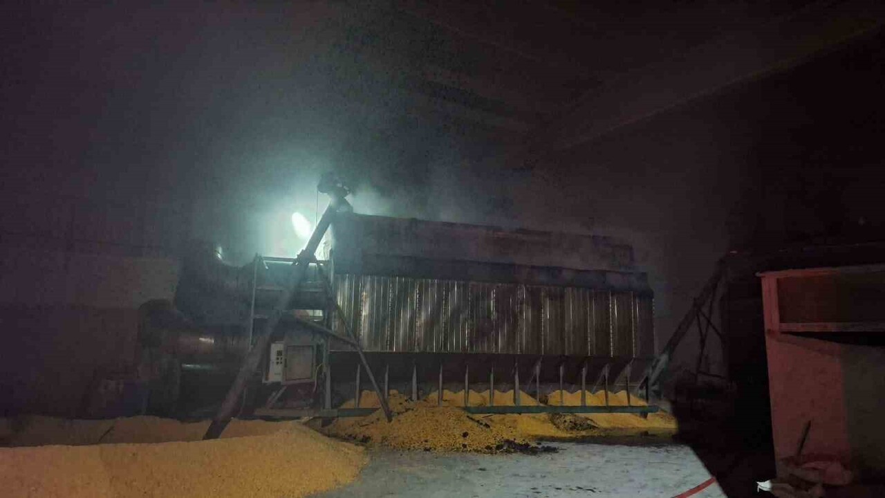 YAKLAŞIK 1 SAAT SÜREN ÇALIŞMALAR SONUCU YANGIN KONTROL ALTINA ALINARAK SÖNDÜRÜLDÜ.