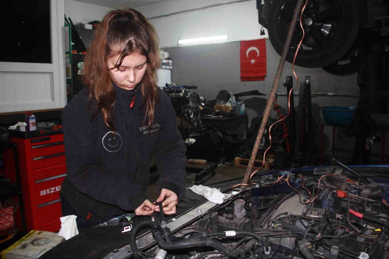 YAKLAŞIK 2 YILDIR FARKLI ATÖLYELERDE ÇIRAKLIK YAPAN VE ŞU ANDA BİR OTO BAKIM SERVİSİNDE ÇALIŞAN...