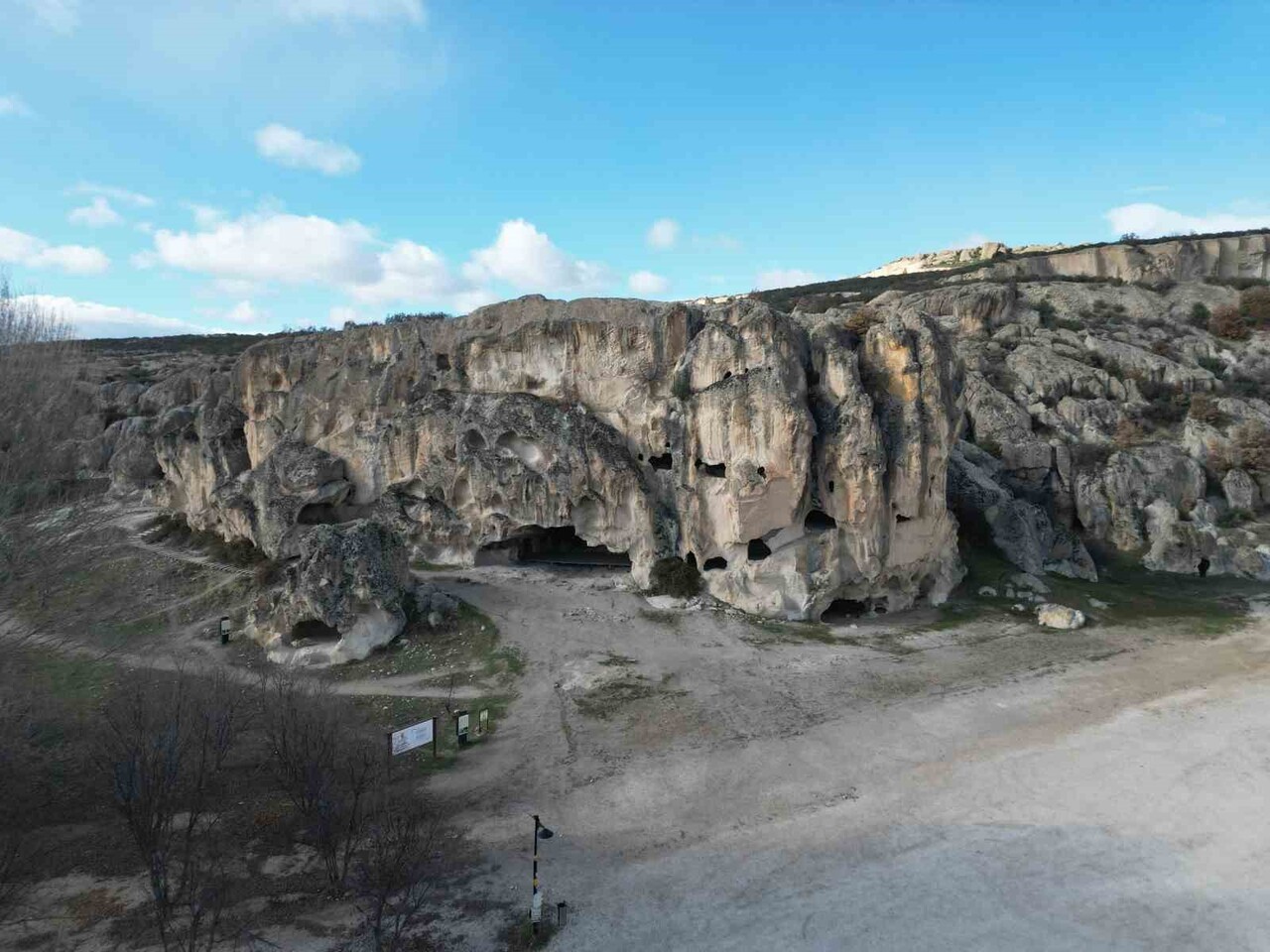 YAKLAŞIK 3 BİN YILLIK GEÇMİŞE SAHİP FRİG VADİSİ'NDE TARİHİN İLK APARTMANLARINDAN BİRİSİ OLAN...