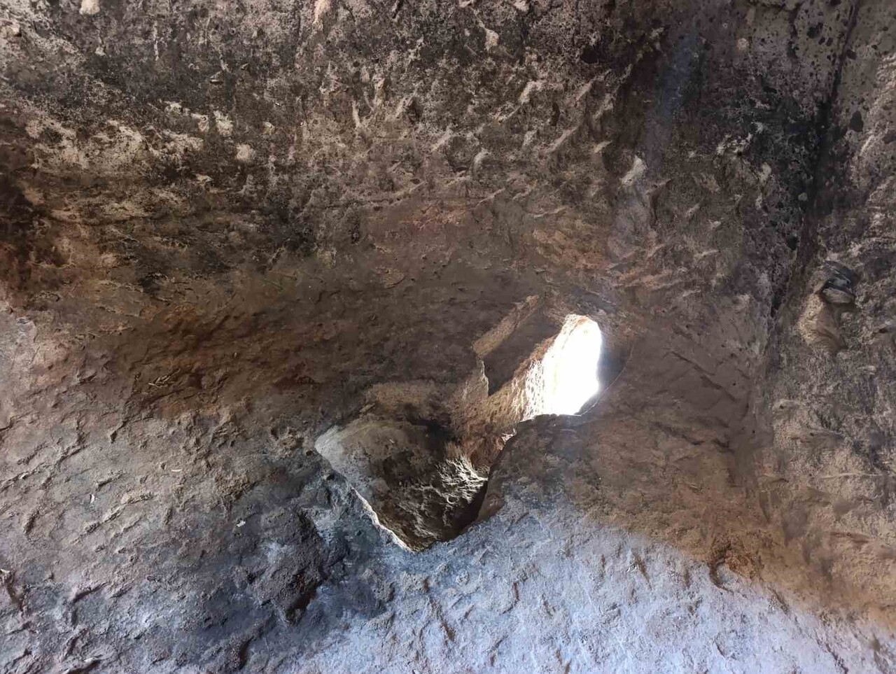 YAKLAŞIK 3 BİN YILLIK GEÇMİŞE SAHİP FRİG VADİSİ'NDE TARİHİN İLK APARTMANLARINDAN BİRİSİ OLAN...