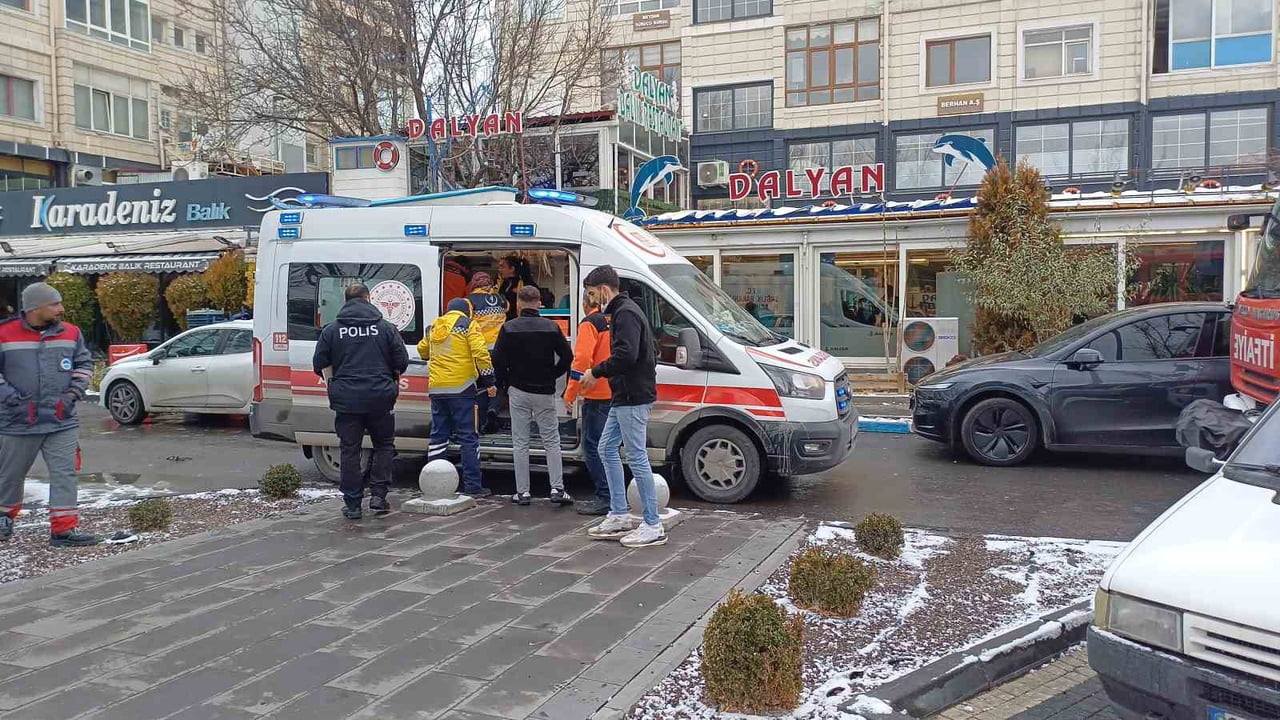 YANGIN BÜYÜMEDEN SÖNDÜRÜLÜRKEN, DUMANDAN ETKİLENEN 4 KİŞİ TEDAVİ ALTINA ALINDI.