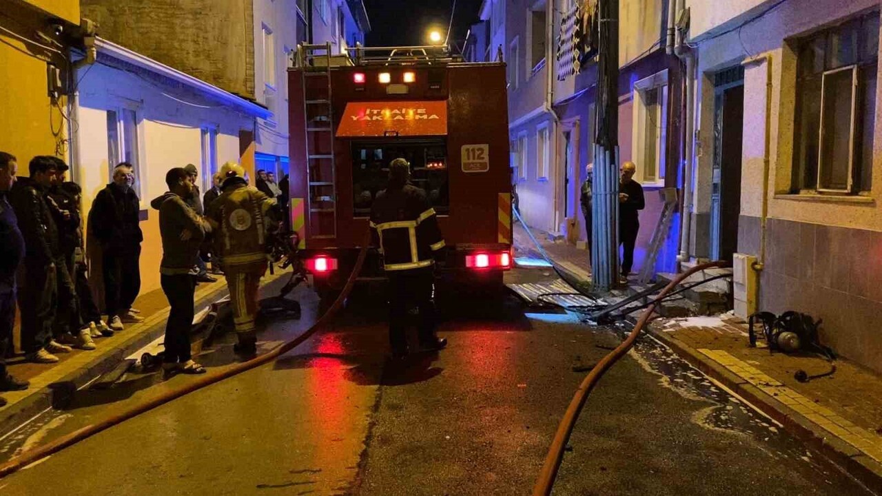 YANGIN SAAT 22.00 SIRALARINDA CUMHURİYET MAHALLESİ MUHABBET SOKAKTA BULUNAN 2 KATLI BİNANIN...