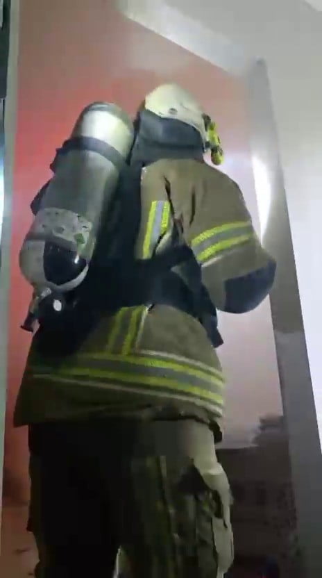 YANGINDA TAVAN ÇÖKTÜ, İTFAİYE EKİPLERİ ÖLÜMDEN DÖNDÜ... O ANLAR KAMERAYA YANSIDI