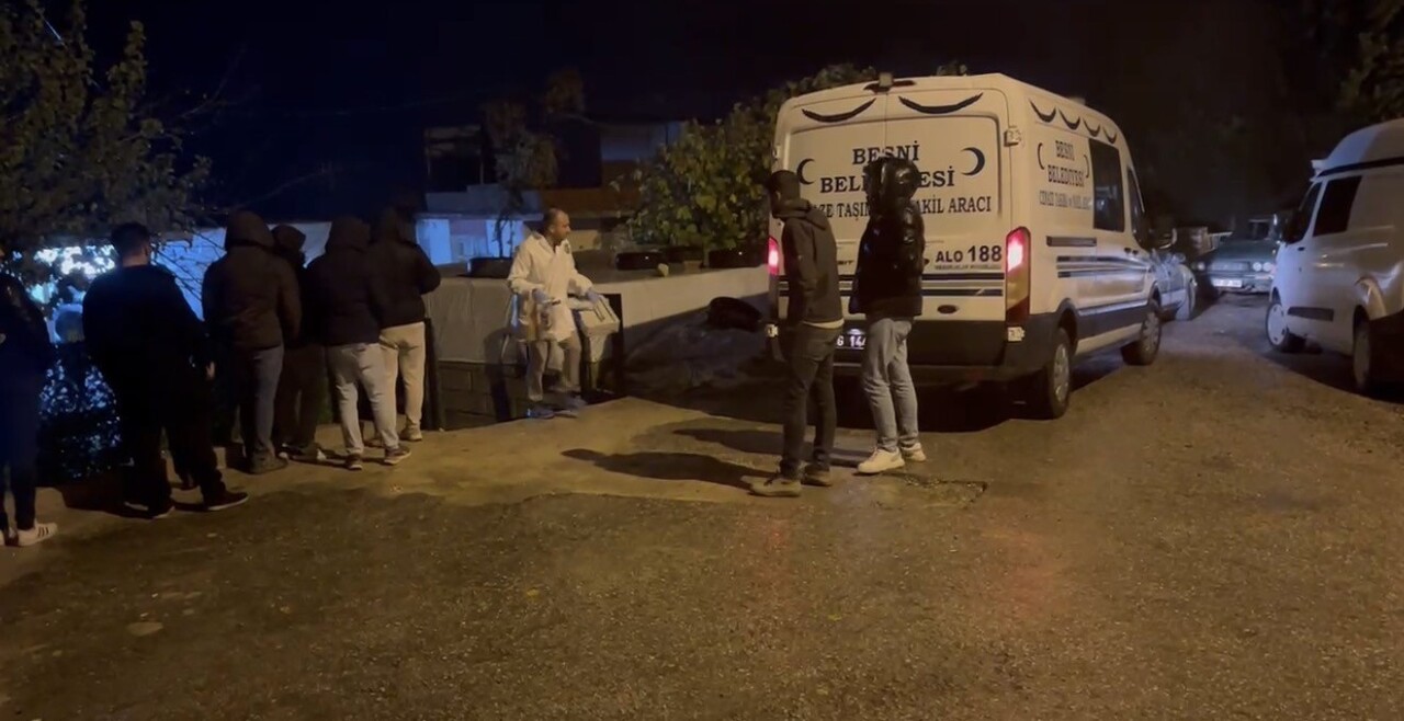 YAPILAN İNCELEMELERİN ARDINDAN CENAZELER HASTANE MORGUNA KALDIRILDI.