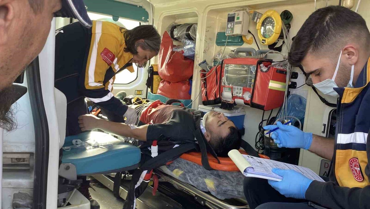 YARALI MOTOSİKLET SÜRÜCÜSÜNE İLK MÜDAHALE AMBULANSTA YAPILDI.