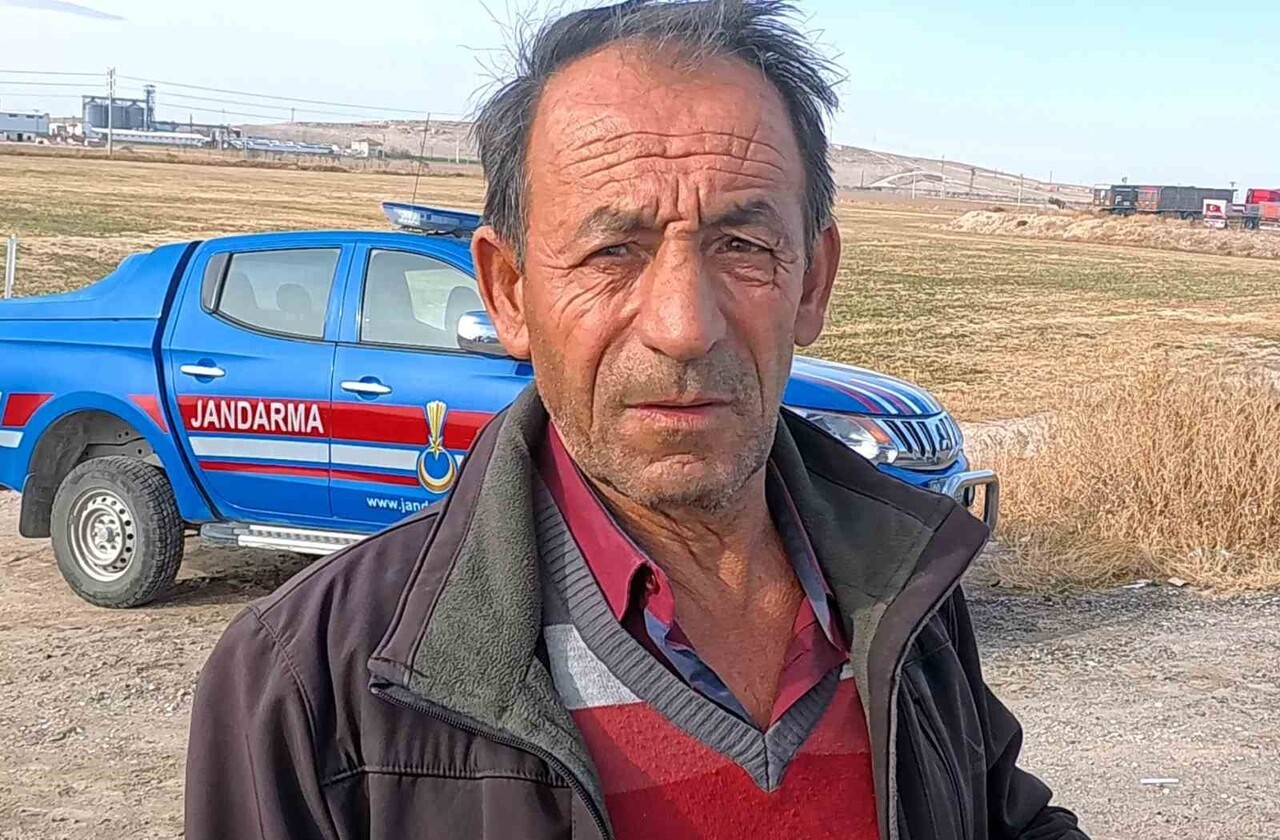 YAŞANAN KAZAYI ANLATAN DURMUŞ A., (FOTOĞRAFTA) "ANA YOLA ÇIKARKEN BU TARAF SERBESTTİ, DİĞER YÖNDEN...