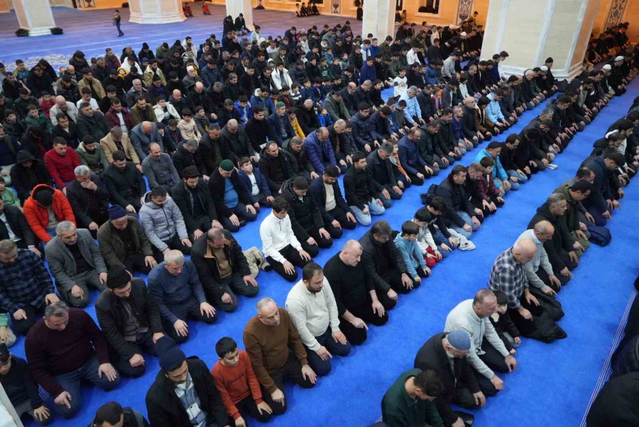 YATSI NAMAZINDA İMAM ŞAFİİ CAMİSİ’NE GELEN VATANDAŞLAR, MÜBAREK GECEYİ İBADET EDEREK...