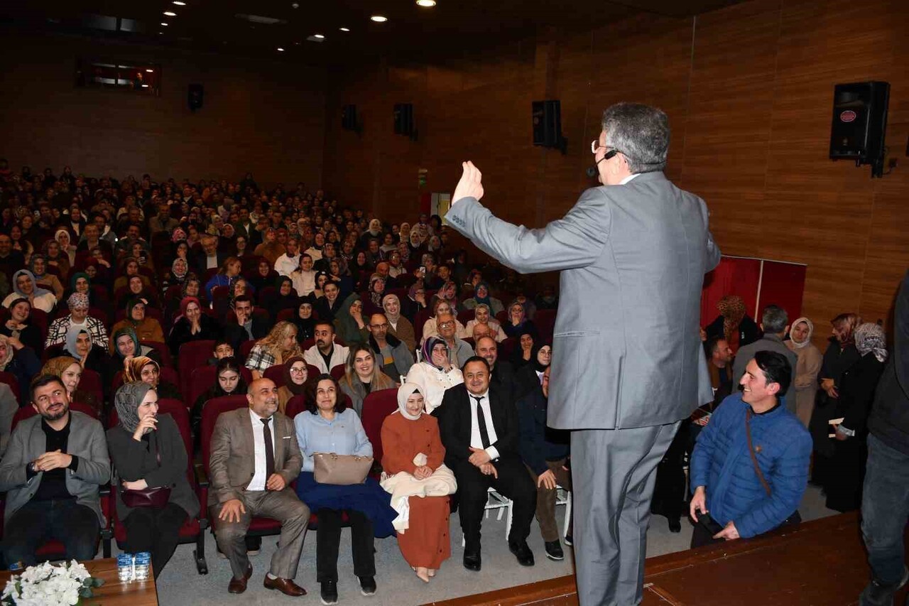YAZAR ALİŞAN KAPAKLIKAYA, VEZİRKÖPRÜ BELEDİYESİ TARAFINDAN DÜZENLENEN PROGRAM KAPSAMINDA KÜLTÜR...
