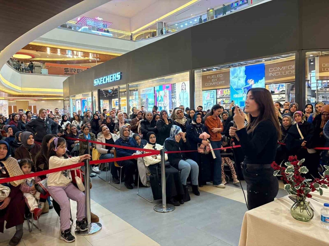 YAZAR DİLEK CESUR, MALATYAPARK AVM’DE DÜZENLENEN İMZA GÜNÜNDE OKURLARIYLA BİR ARAYA GELDİ....