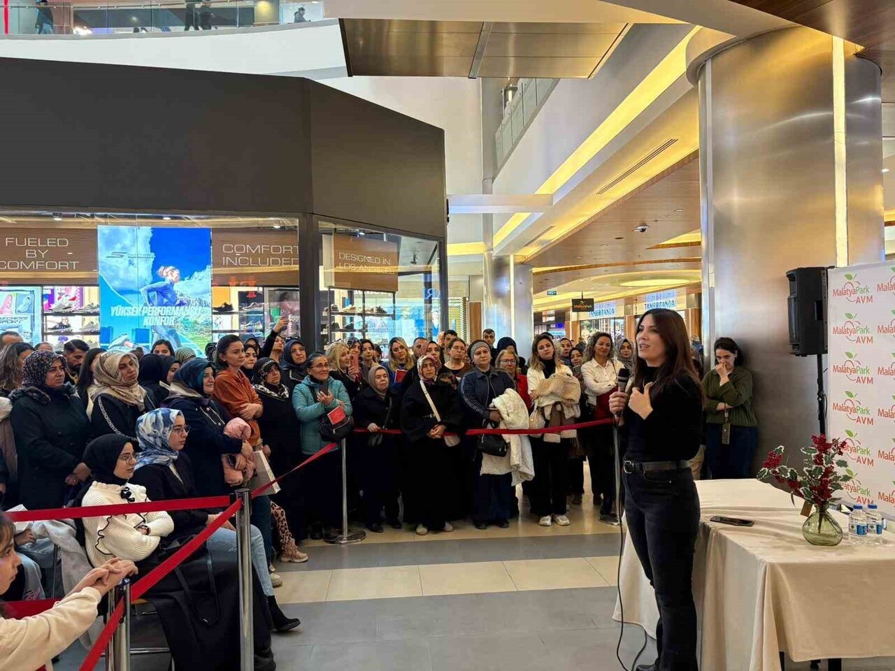 YAZAR DİLEK CESUR, MALATYAPARK AVM’DE DÜZENLENEN İMZA GÜNÜNDE OKURLARIYLA BİR ARAYA GELDİ....