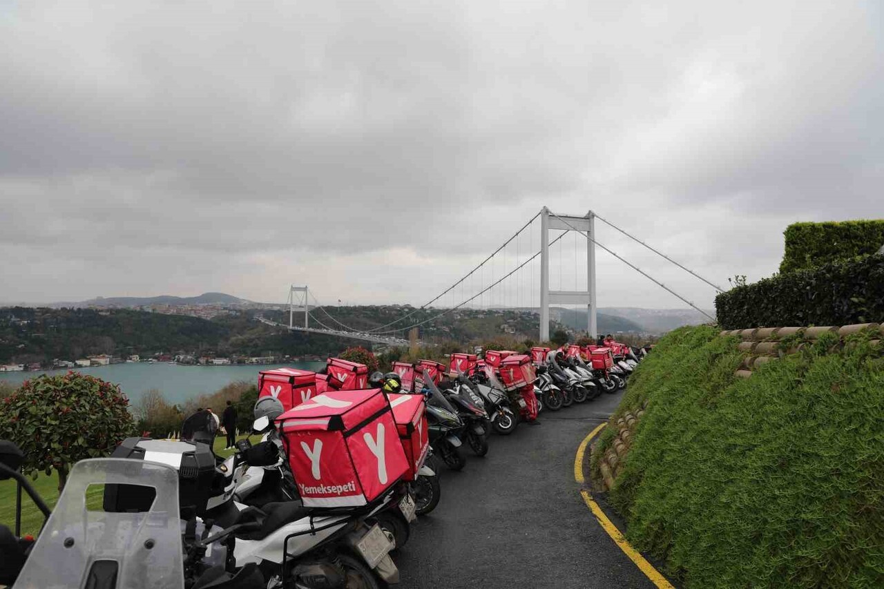 YEMEKSEPETİ, İSTANBUL'DAKİ KURYE İŞ ORTAKLARI İÇİN DÜZENLEDİĞİ FESTİVALDE BİNİN ÜZERİNDE...