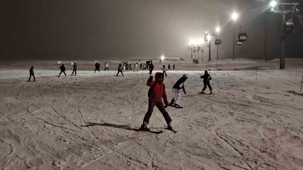 YENİ YILA ERCİYES'TE GİREN KAYAKSEVERLER MEŞALELİ KAYAK YAPARAK YENİ YIL COŞKUSU YAŞADI.