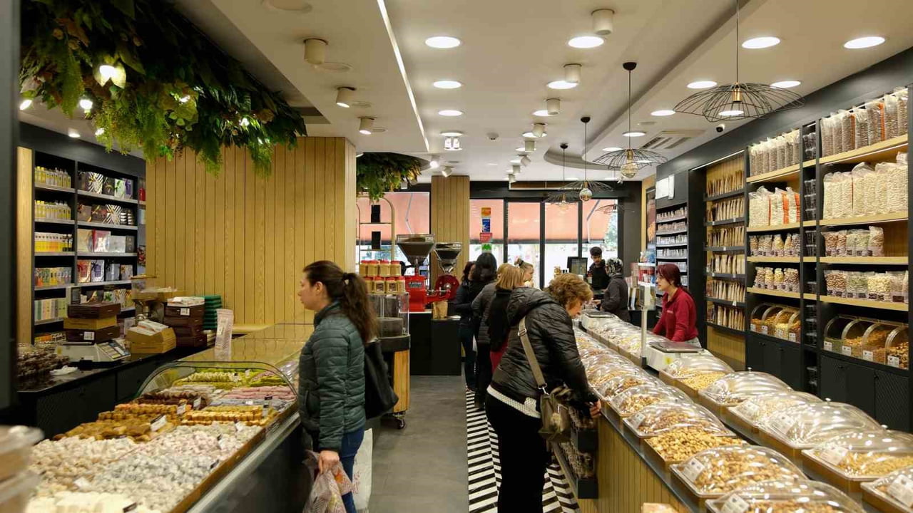 YENİ YILIN GELMESİYLE BİRLİKTE ADANA'DA KURUYEMİŞÇİLERDE HAZIRLIKLAR YAPILDI.