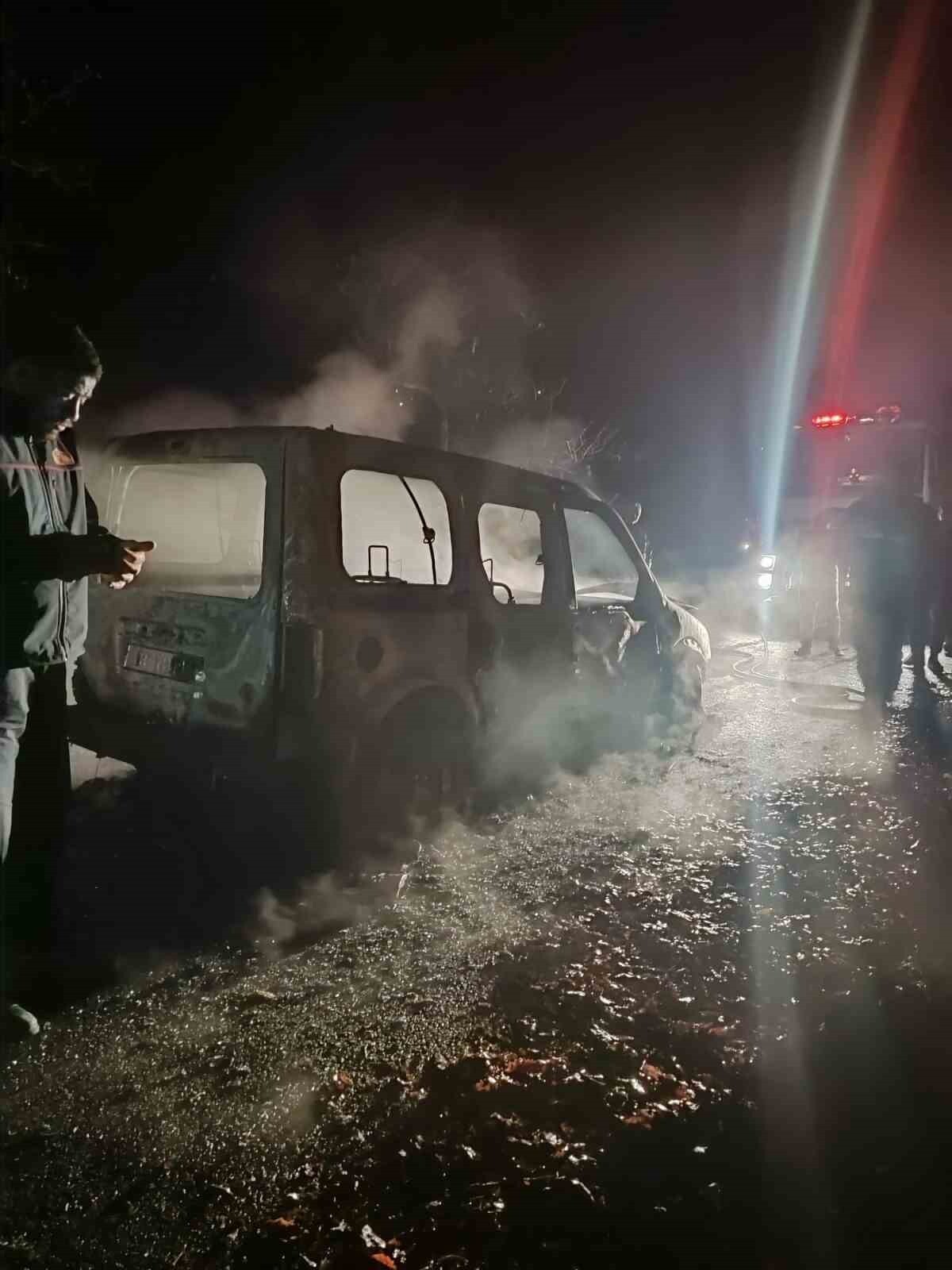 YENİCE İLÇESİNDE SEYİR HALİNDEYKEN ALEV ALAN HAFİF TİCARİ ARAÇ TAMAMEN YANARAK KULLANILMAZ HALE...