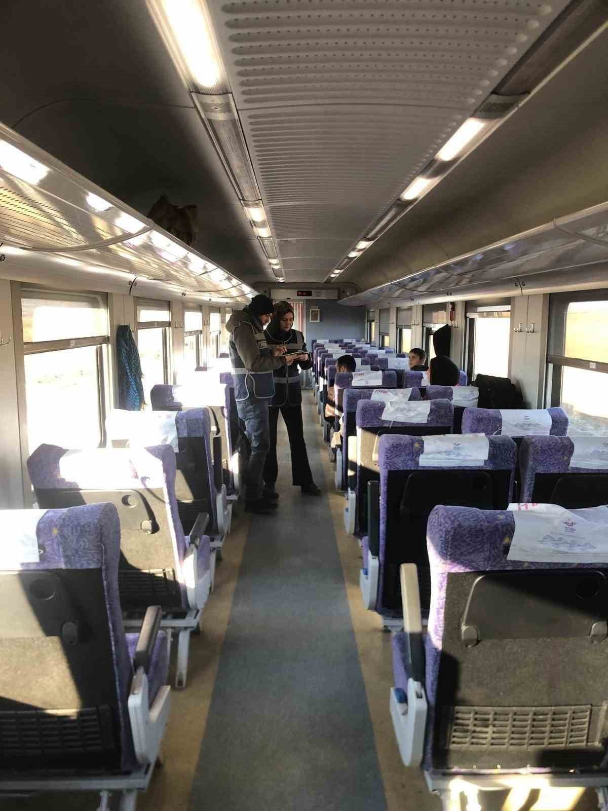 YERKÖY İLÇE EMNİYET MÜDÜRLÜĞÜ EKİPLERİ YOZGAT’IN YERKÖY İLÇESİNDEN GEÇEN GÜNEY EKSPRES TRENİNDE...