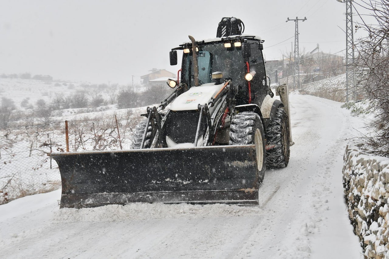 YEŞİLYURT'TA KARLA MÜCADELE ARALIKSIZ SÜRÜYOR