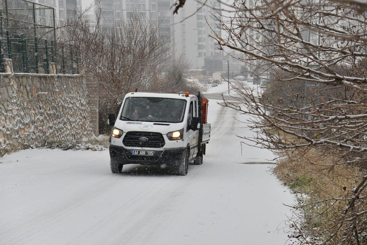 YEŞİLYURT'TA KARLA MÜCADELE ARALIKSIZ SÜRÜYOR