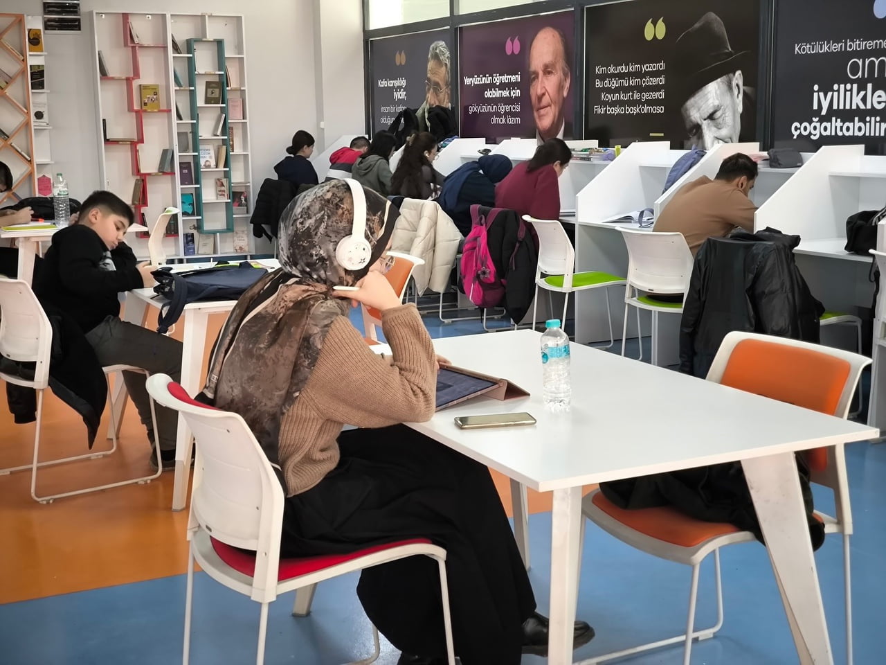 YEŞİLYURT BELEDİYESİ ÇİLESİZ KÜTÜPHANESİ GENÇLERİN BULUŞMA NOKTASI OLDU