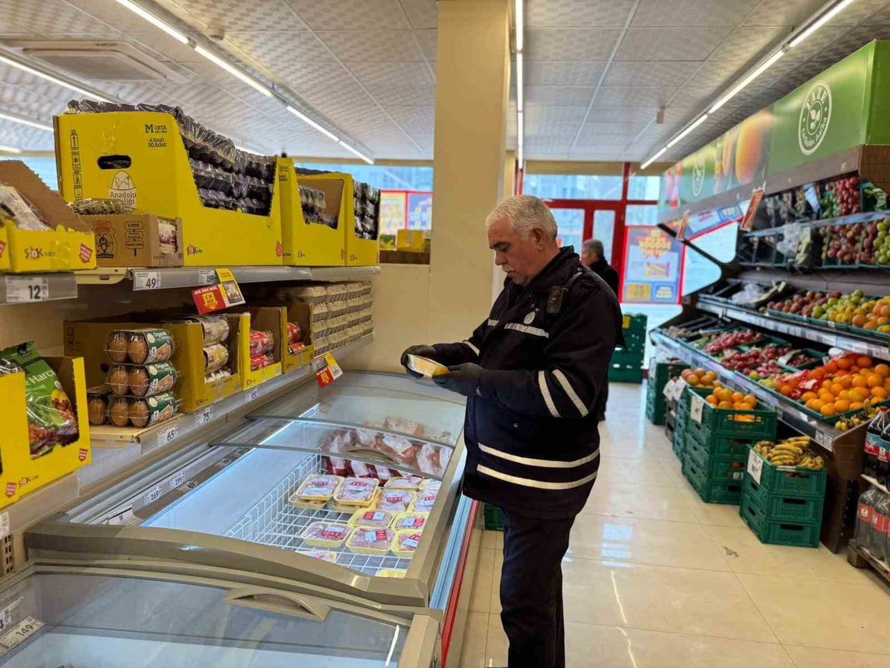 YEŞİLYURT BELEDİYESİ ZABITA MÜDÜRLÜĞÜ EKİPLERİ, YENİ YIL ÖNCESİNDE VATANDAŞLARIN SAĞLIKLI VE...