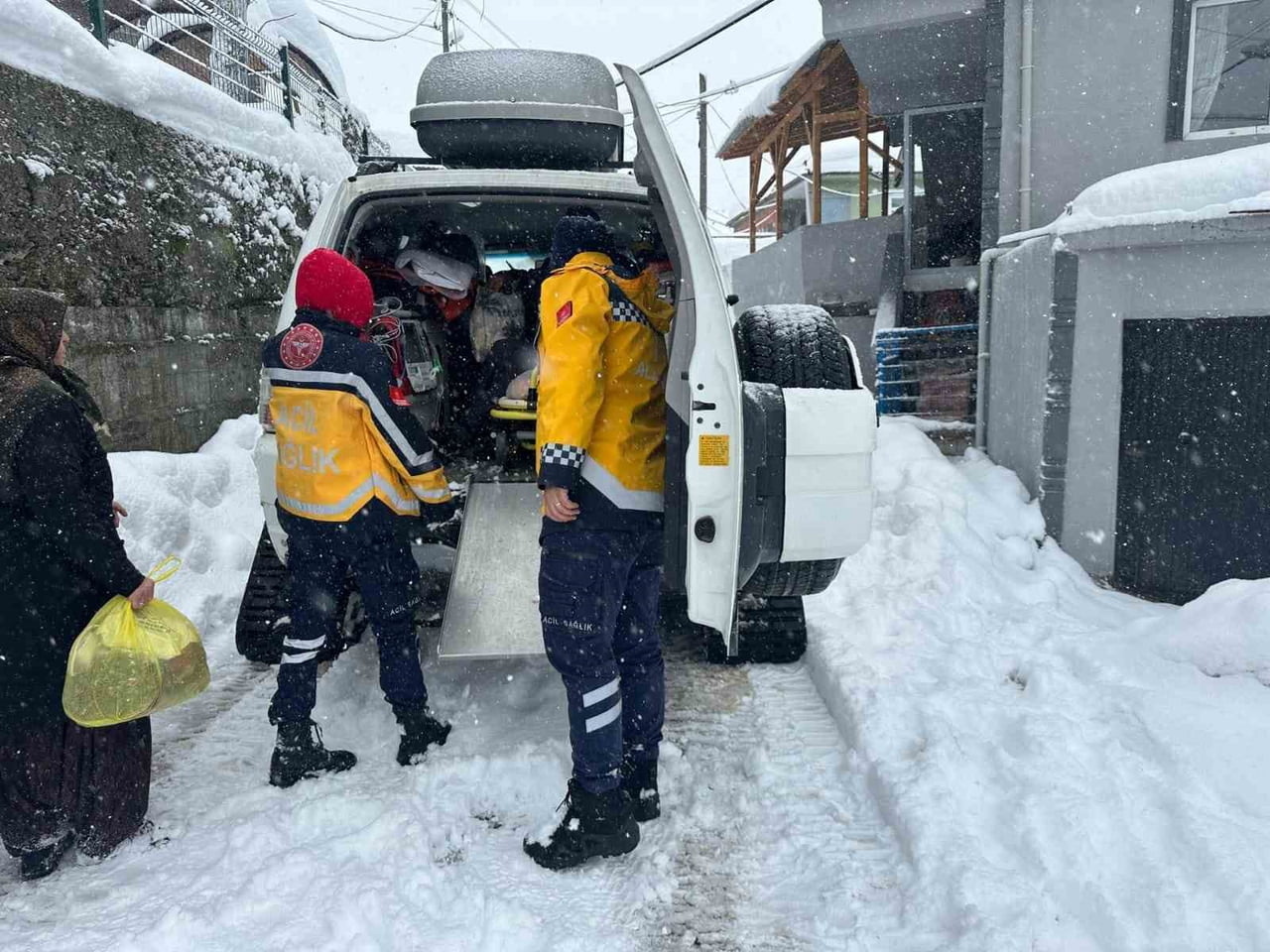 YIĞILCA İLÇESİ KIRSALINDA İKİ HASTA, ZORLU KIŞ ŞARTLARINA RAĞMEN SAĞLIK EKİPLERİNİN ÖZVERİLİ...