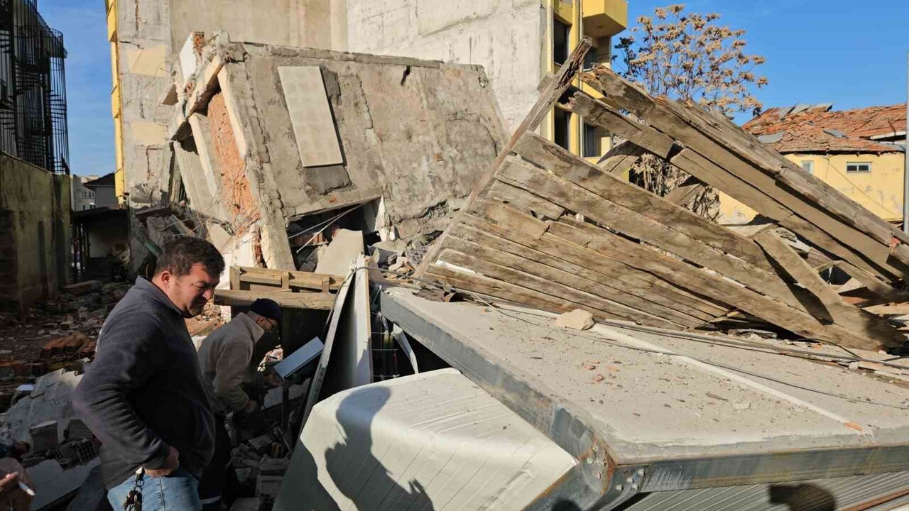 YIKIM SIRASINDA ENKAZ ALTINDA KALMAKTAN SANİYELERLE KURTULDULAR