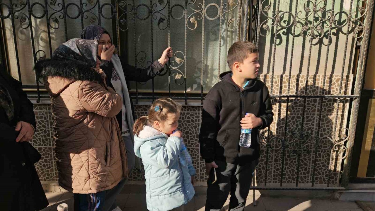 YIKIM SIRASINDA ENKAZ ALTINDA KALMAKTAN SANİYELERLE KURTULDULAR