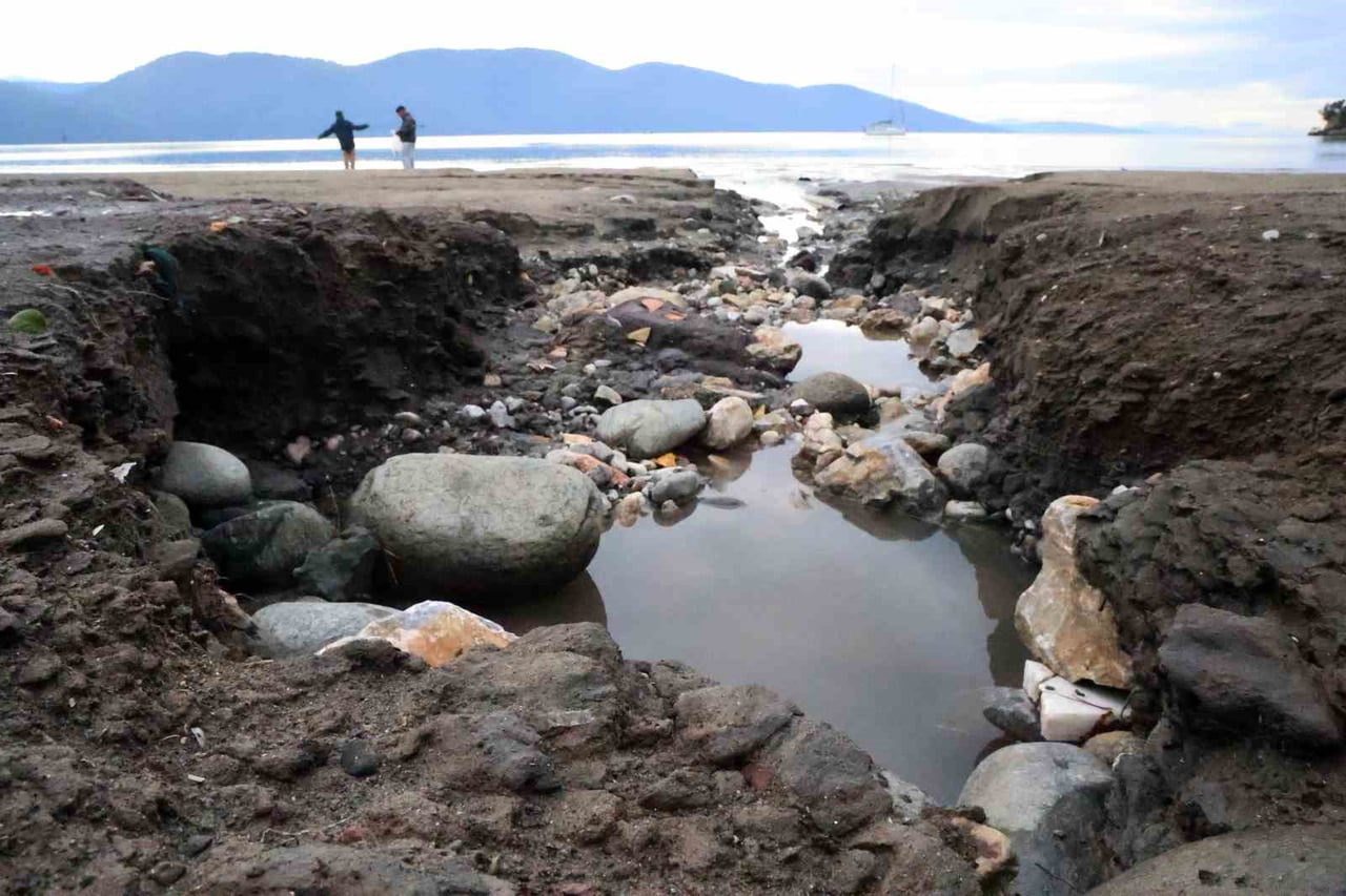 YILIN EN KISA GÜNÜNDE DENİZ SUYU ÇEKİLDİ, SAĞANAK YAĞMUR SAHİLİ TAHRİP ETİ