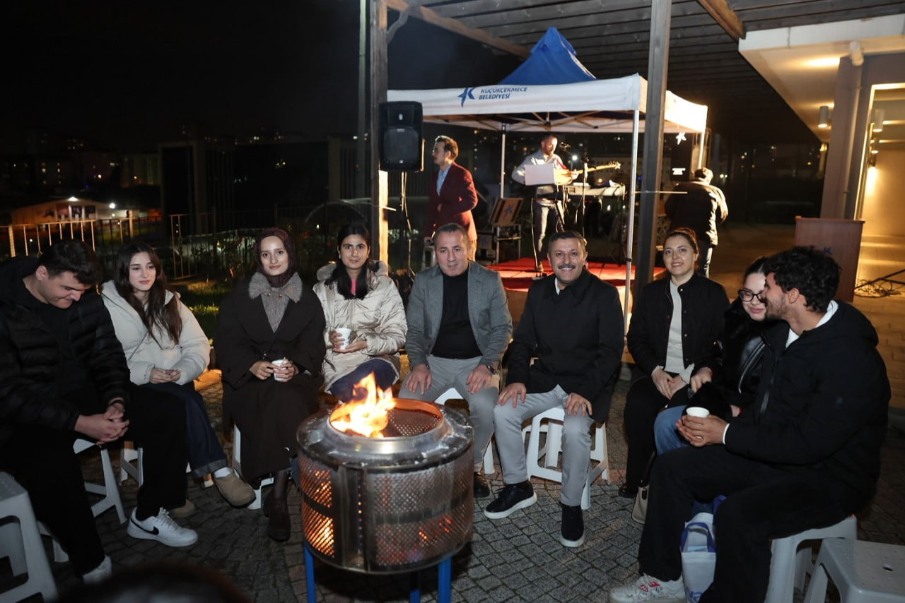 YILIN EN UZUN GECESİ 21 ARALIK’TA KÜÇÜKÇEKMECELİ GENÇLERE YÖNELİK BİR DİZİ ETKİNLİK DÜZENLEDİ....