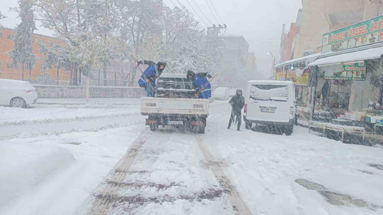 YOĞUN KAR YAĞIŞININ ETKİLİ OLDUĞU ŞANLIURFA’DA EYYÜBİYE BELEDİYESİ EKİPLERİ, TUZLAMA VE KAR KÜREME...