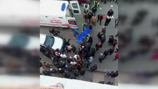 Yol ortasında eşini bıçaklayarak öldürdü