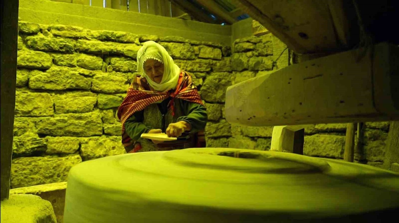 YÖRE HALKI, HAKÇI YA DA DEĞİRMENCİNİN BULUNMADIĞI DEĞİRMENLERE KENDİ İMKANLARIYLA GELEREK MISIR...