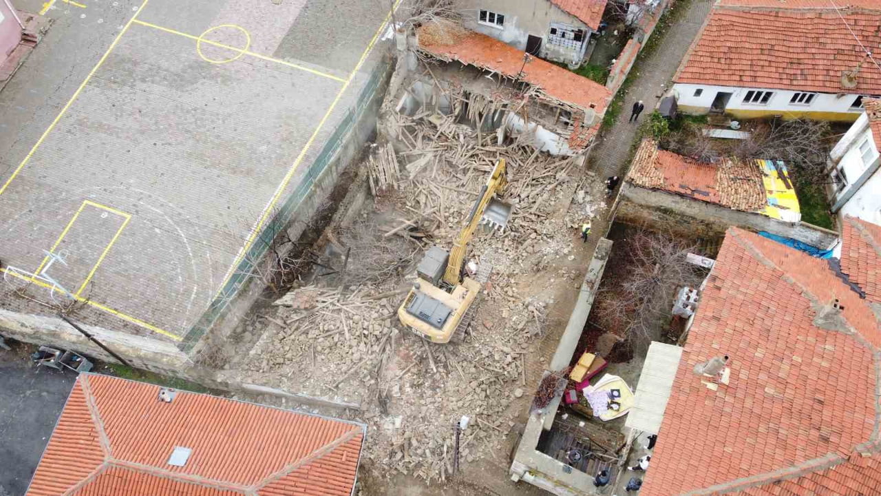 YOZGAT BELEDİYESİ, KENT GENELİNDE RİSK OLUŞTURAN VE UZUN SÜREDİR ATIL DURUMDA BULUNAN METRUK...