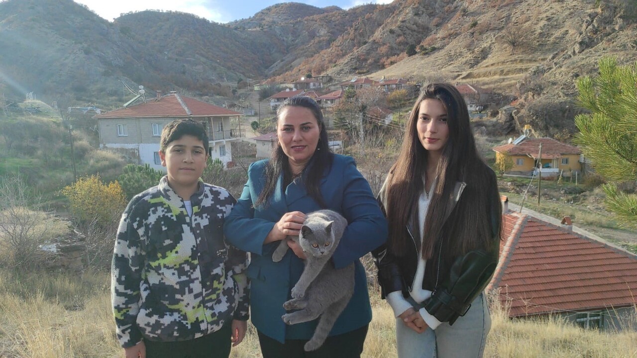 YOZGAT’IN AYDINCIK İLÇESİNDE YAŞAYAN DİLEK EFE, İLÇENİN TEK KADIN MUHTARI OLARAK KÖYÜNÜN...