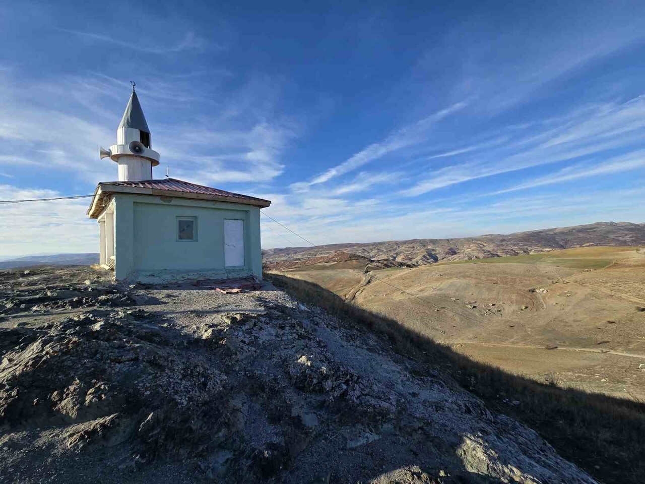 YOZGAT’IN KADIŞEHRİ İLÇESİNDE BULUNAN AKÇAKALE, KÖYE HAKİM NOKTADAN KUŞBAKIŞI MANZARA...