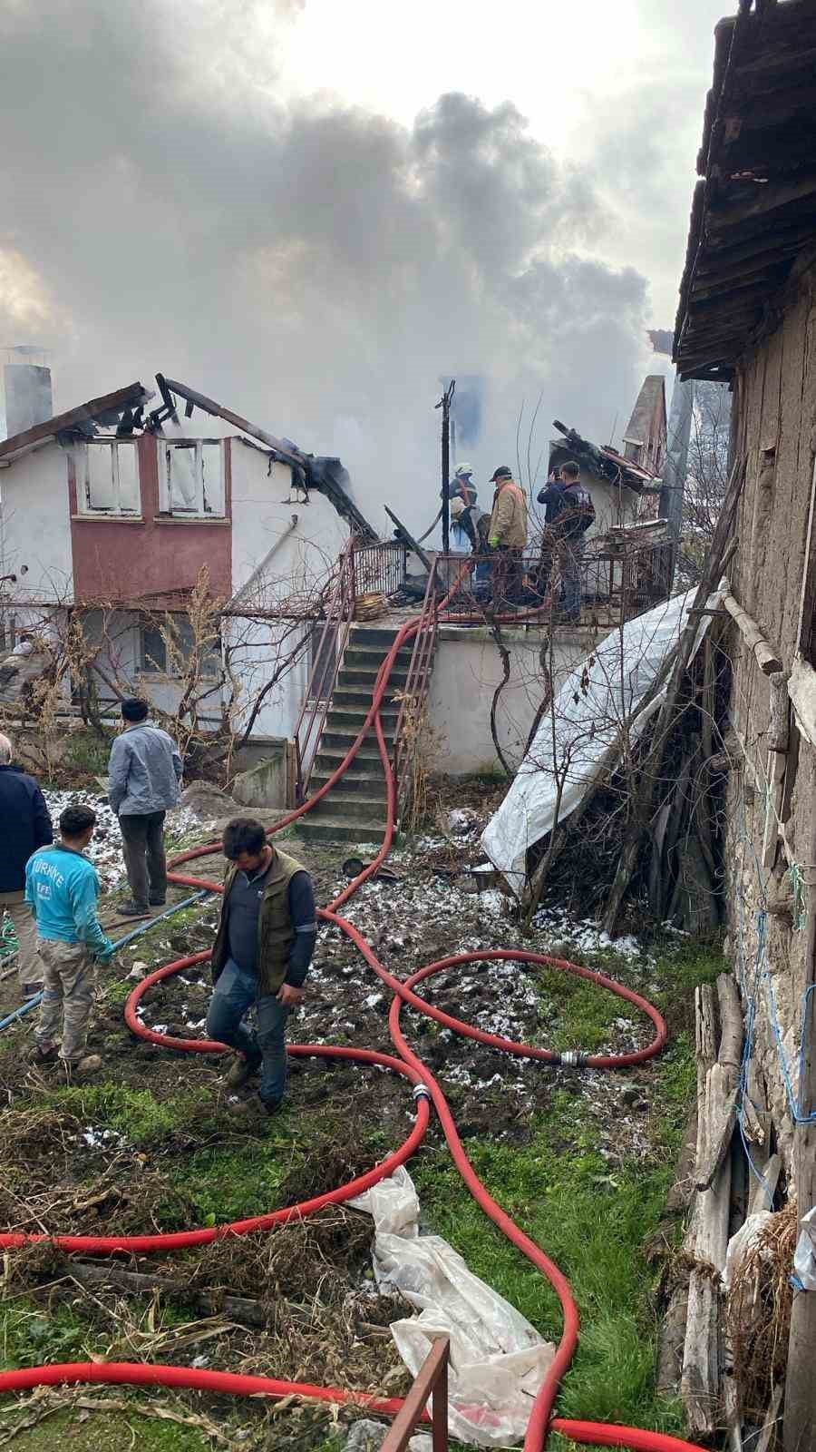 YOZGAT’TA 3 KATLI BİR BİNANIN TERAS KATINDA ÇIKAN YANGINDA YÜKSELEN YOĞUN DUMAN GÖKYÜZÜNÜ KAPLADI....
