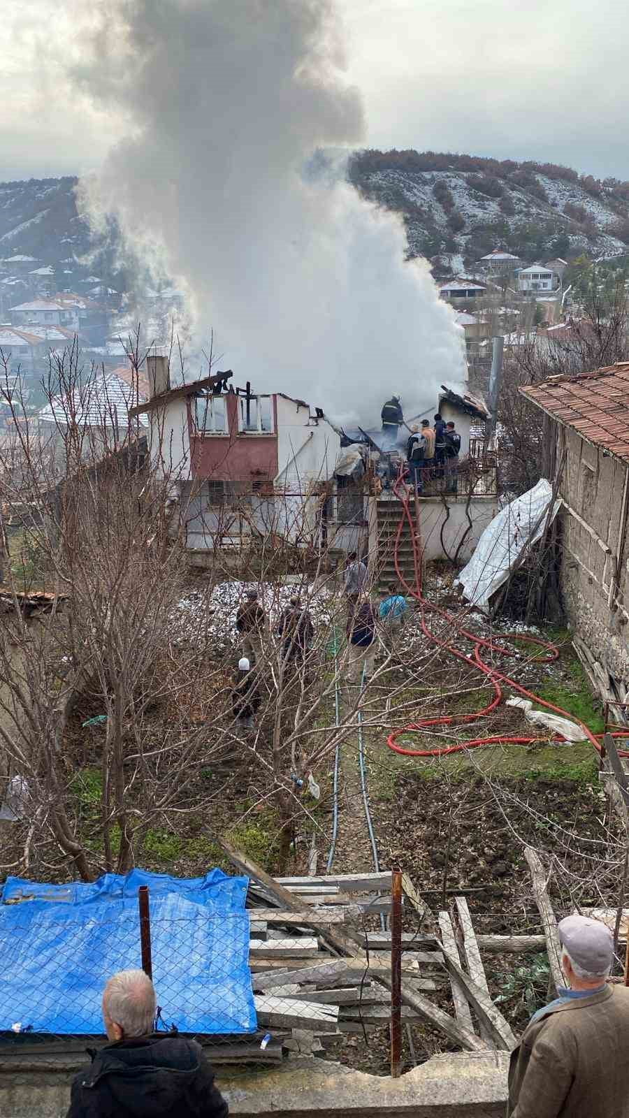 YOZGAT’TA 3 KATLI BİR BİNANIN TERAS KATINDA ÇIKAN YANGINDA YÜKSELEN YOĞUN DUMAN GÖKYÜZÜNÜ KAPLADI....