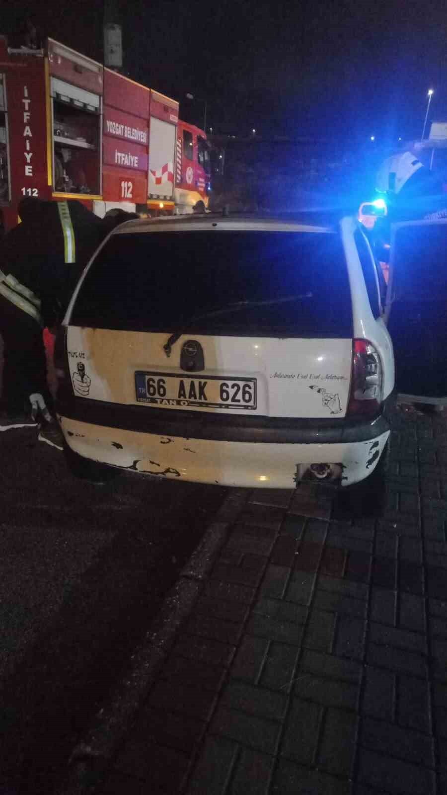 YOZGAT’TA BİR ARAÇ ELEKTRİK AKSAMINDAN KAYNAKLANAN NEDENLE ALEV ALEV YANDI.-