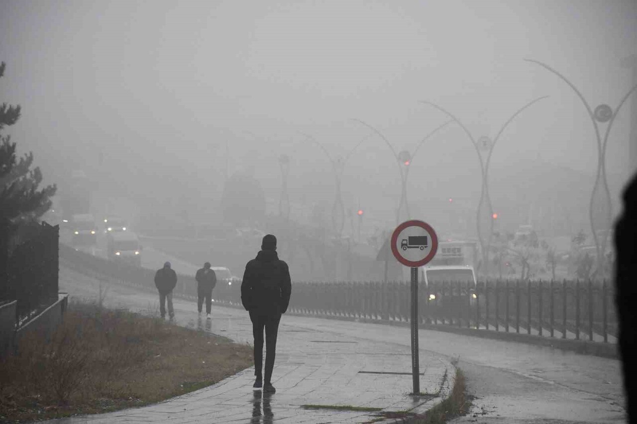 YOZGAT’TA ETKİLİ OLAN YOĞUN SİS NEDENİYLE KENT ADETA MASALSI BİR GÖRÜNTÜYE BÜRÜNDÜ.-