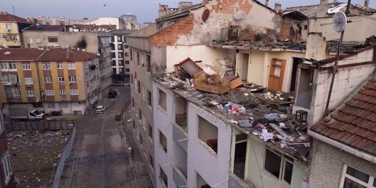 ZEYTİNBURNU'NDA ÇATISI ÇÖKEN BİNA HAVADAN GÖRÜNTÜLENDİ