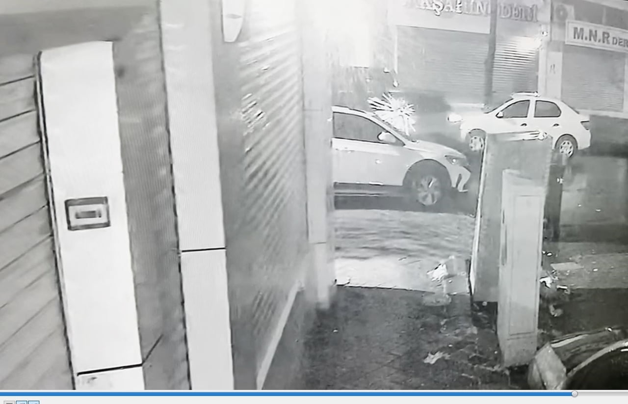 ZEYTİNBURNU’NDA PARK HALİNDEKİ BİR ARACA SİLAHLI SALDIRI DÜZENLENDİ. OLAYDA ÖLEN YA DA YARALANAN...