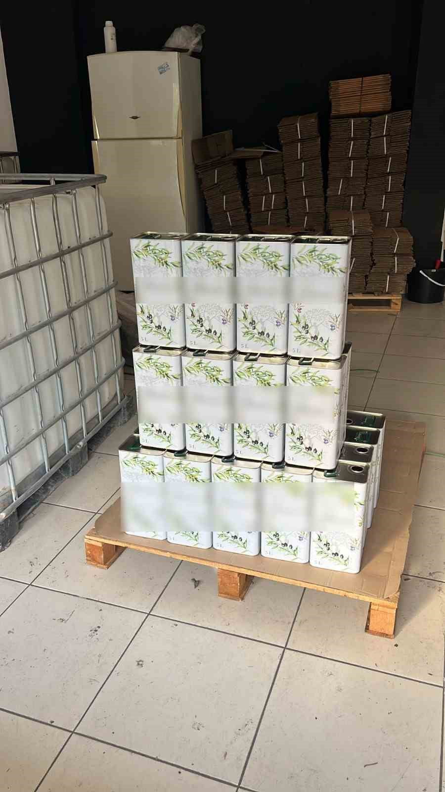 ZEYTİNYAĞI TENEKELERİNE GİZLENMİŞ 3 BİN LİTRE KAÇAK ALKOL ELE GEÇİRİLDİ